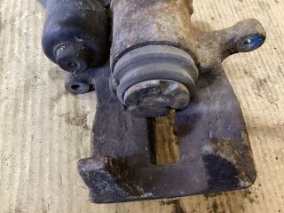 bontott VW PASSAT B6 Bal hátsó Féknyereg Munkahengerrel