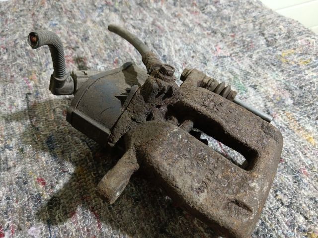 bontott VW PASSAT B6 Bal hátsó Féknyereg Munkahengerrel