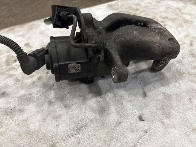 bontott VW PASSAT B6 Bal hátsó Féknyereg Munkahengerrel