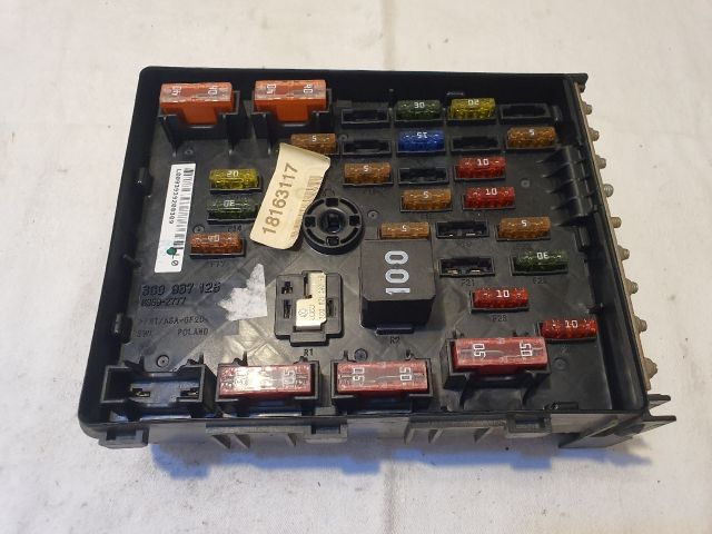 bontott VW PASSAT B6 Biztosítéktábla Motortér