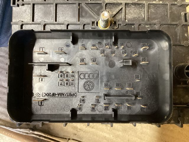 bontott VW PASSAT B6 Biztosítéktábla Motortér