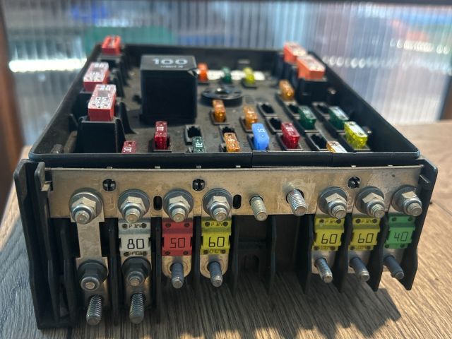 bontott VW PASSAT B6 Biztosítéktábla Motortér