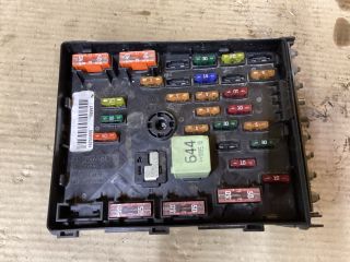 bontott VW PASSAT B6 Biztosítéktábla Motortér