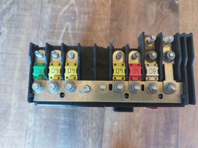 bontott VW PASSAT B6 Biztosítéktábla Motortér