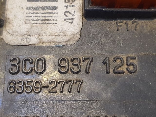 bontott VW PASSAT B6 Biztosítéktábla Motortér