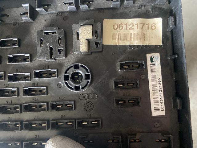 bontott VW PASSAT B6 Biztosítéktábla Motortér