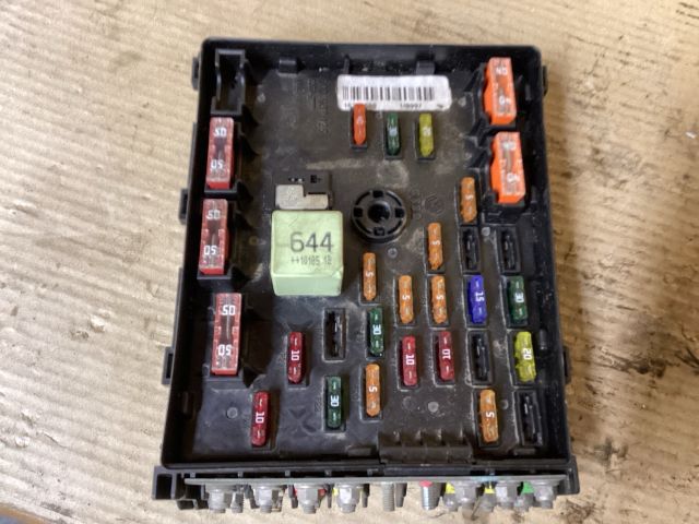 bontott VW PASSAT B6 Biztosítéktábla Motortér