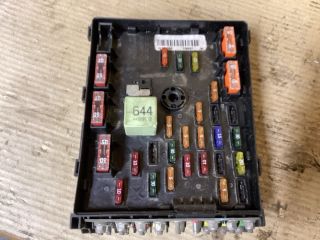 bontott VW PASSAT B6 Biztosítéktábla Motortér