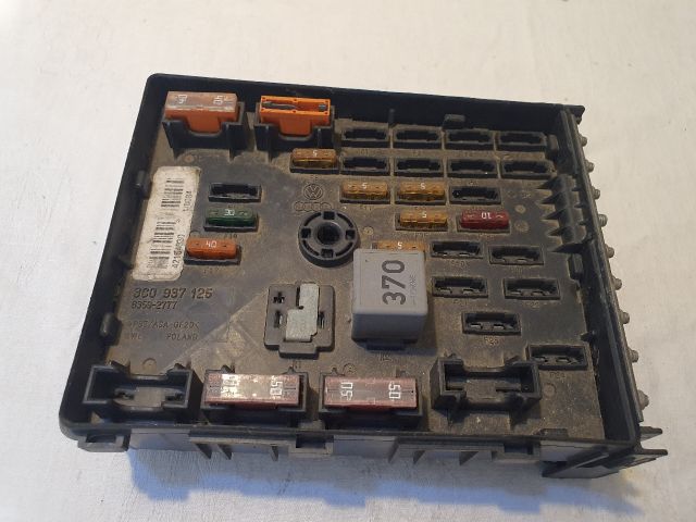 bontott VW PASSAT B6 Biztosítéktábla Motortér