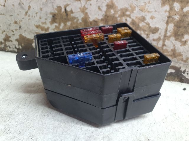 bontott VW PASSAT B6 Biztosítéktábla Motortér