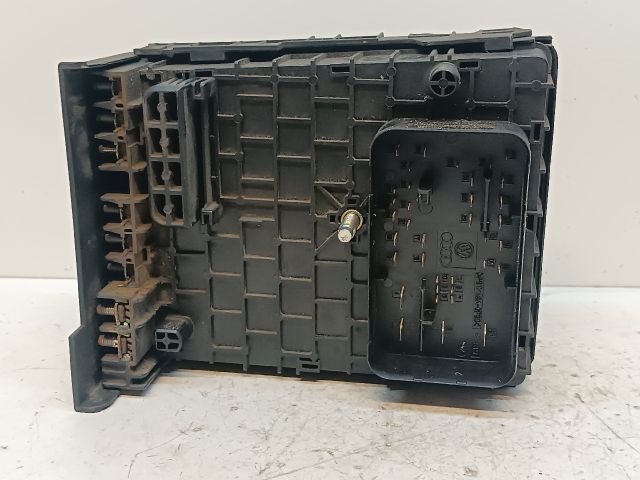 bontott VW PASSAT B6 Biztosítéktábla Motortér