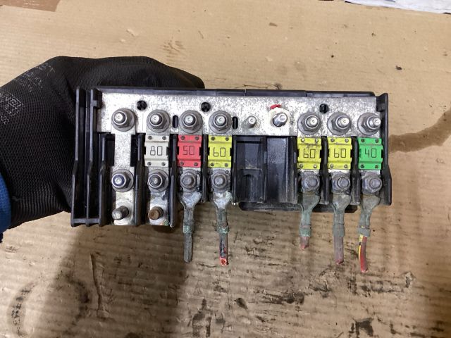 bontott VW PASSAT B6 Biztosítéktábla Motortér