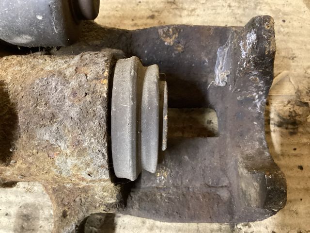 bontott VW PASSAT B6 Jobb hátsó Féknyereg Munkahengerrel