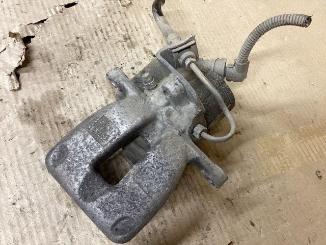 bontott VW PASSAT B6 Jobb hátsó Féknyereg Munkahengerrel