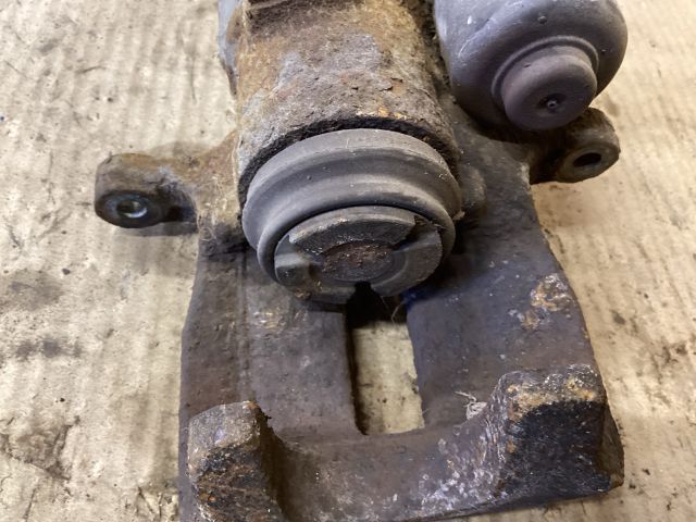 bontott VW PASSAT B6 Jobb hátsó Féknyereg Munkahengerrel