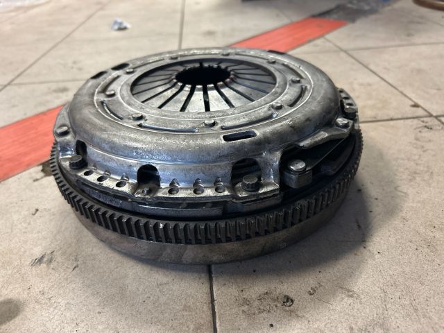 bontott VW PASSAT B6 Kuplung Szett Lendkerékkel