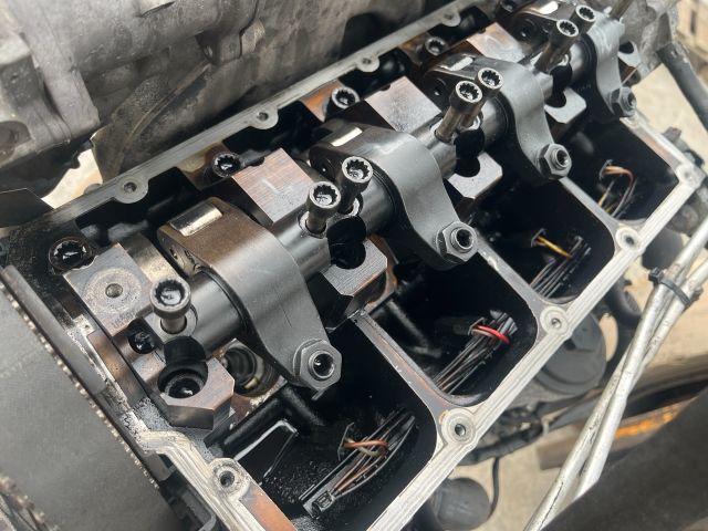 bontott VW PASSAT B6 Motor (Fűzött blokk hengerfejjel)