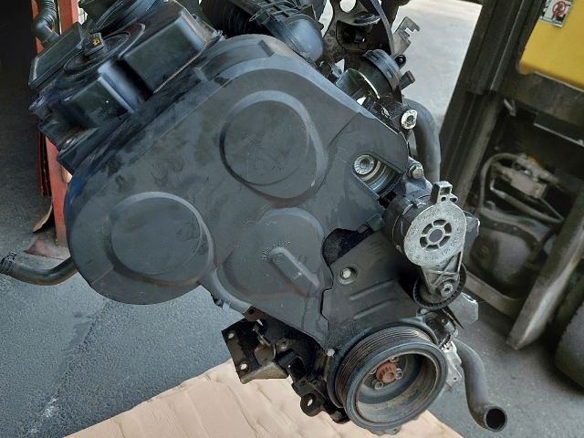 bontott VW PASSAT B6 Motor (Fűzött blokk hengerfejjel)
