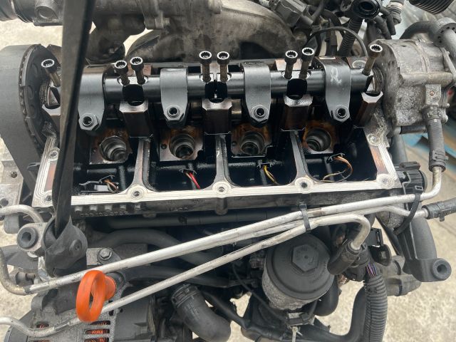 bontott VW PASSAT B6 Motor (Fűzött blokk hengerfejjel)