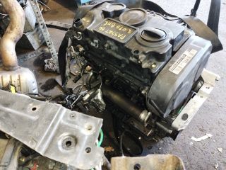 bontott VW PASSAT B6 Motor (Fűzött blokk hengerfejjel)