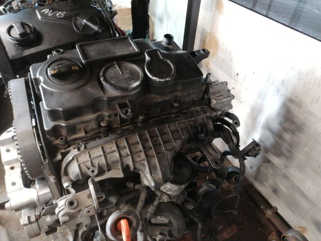 bontott VW PASSAT B6 Motor (Fűzött blokk hengerfejjel)