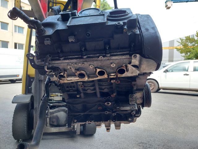 bontott VW PASSAT B6 Motor (Fűzött blokk hengerfejjel)