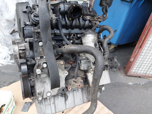 bontott VW PASSAT B6 Motor (Fűzött blokk hengerfejjel)