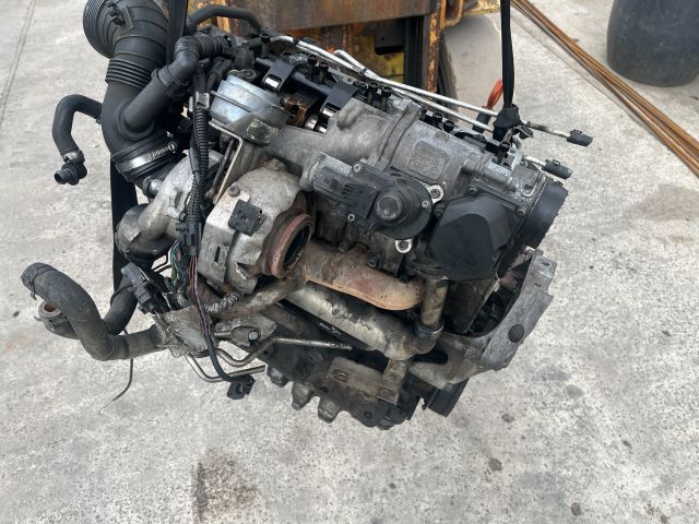bontott VW PASSAT B6 Motor (Fűzött blokk hengerfejjel)
