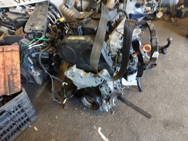bontott VW PASSAT B6 Motor (Fűzött blokk hengerfejjel)