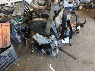 bontott VW PASSAT B6 Motor (Fűzött blokk hengerfejjel)