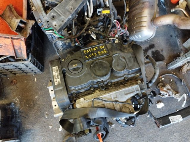 bontott VW PASSAT B6 Motor (Fűzött blokk hengerfejjel)