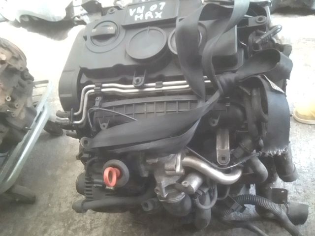 bontott VW PASSAT B6 Motor (Fűzött blokk hengerfejjel)