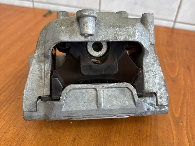 bontott VW PASSAT B6 Motor Tartó Bak (Fém)