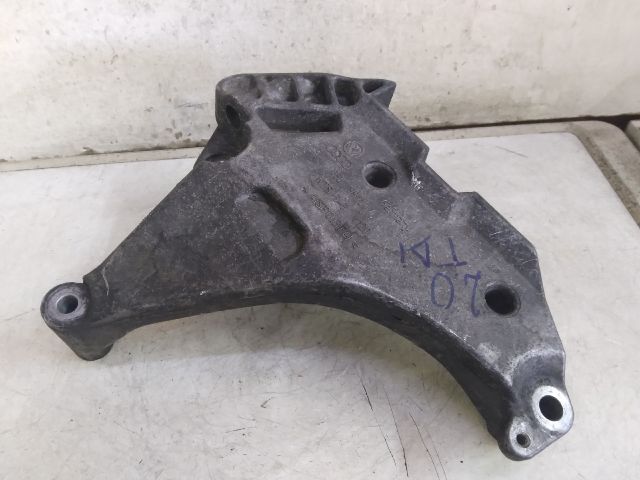 bontott VW PASSAT B6 Motor Tartó Bak (Fém)