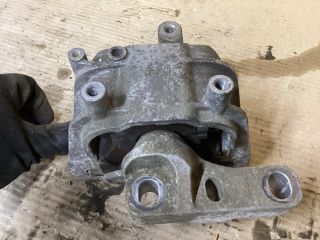 bontott VW PASSAT B6 Motor Tartó Bak (Fém)
