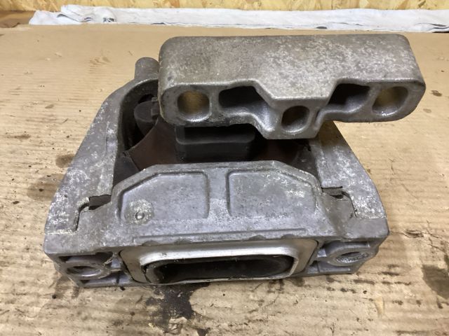 bontott VW PASSAT B6 Motor Tartó Bak (Fém)