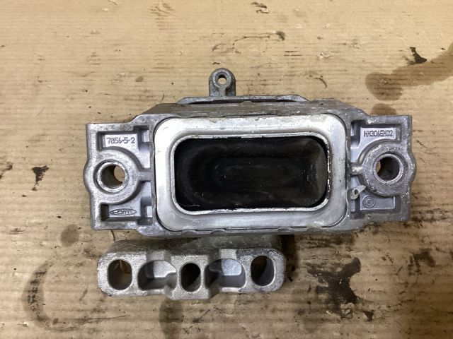 bontott VW PASSAT B6 Motor Tartó Bak (Fém)