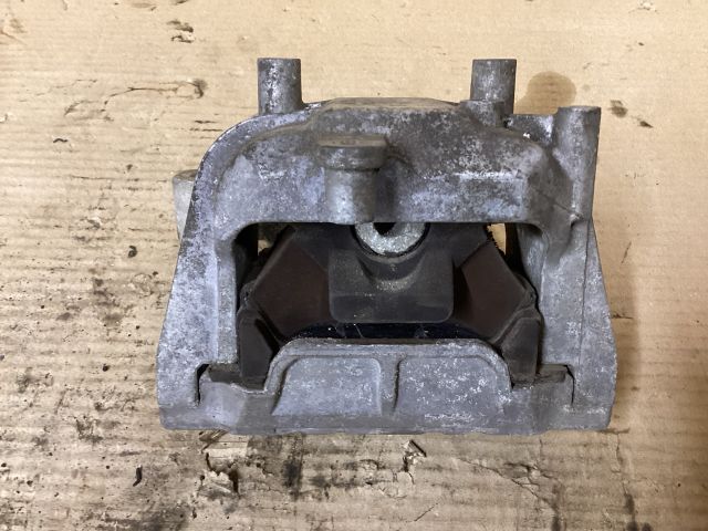 bontott VW PASSAT B6 Motor Tartó Bak (Fém)