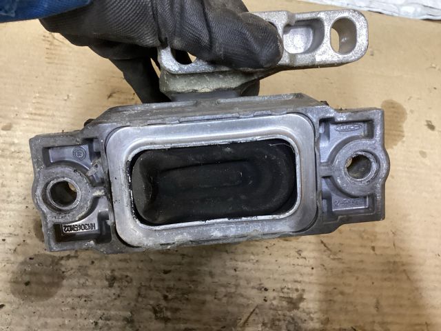 bontott VW PASSAT B6 Motor Tartó Bak (Fém)