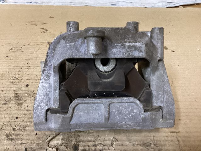 bontott VW PASSAT B6 Motor Tartó Bak (Fém)