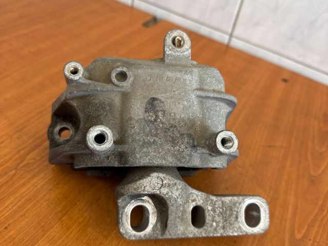 bontott VW PASSAT B6 Motor Tartó Bak (Fém)