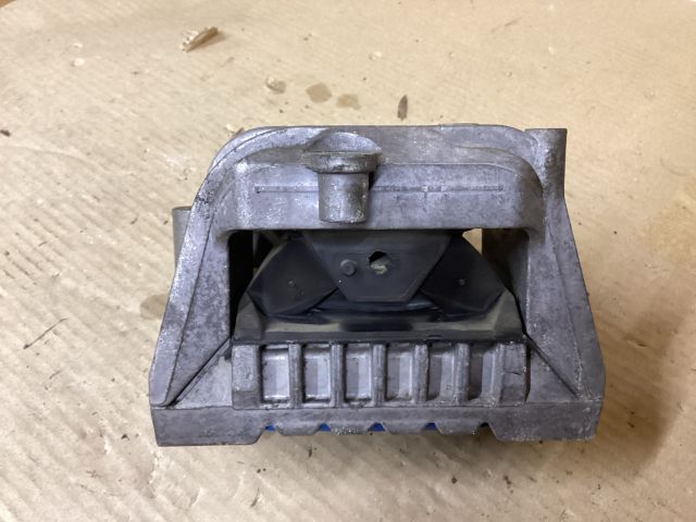 bontott VW PASSAT B6 Motor Tartó Bak Jobb