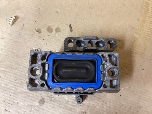 bontott VW PASSAT B6 Motor Tartó Bak Jobb