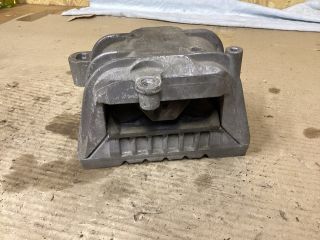 bontott VW PASSAT B6 Motor Tartó Bak Jobb