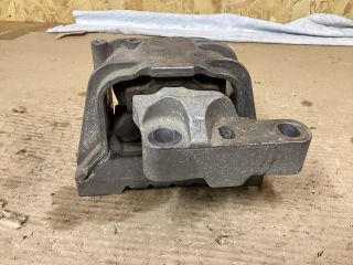 bontott VW PASSAT B6 Motor Tartó Bak Jobb