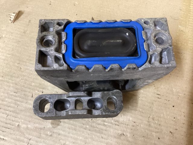 bontott VW PASSAT B6 Motor Tartó Bak Jobb