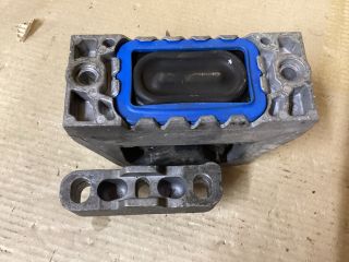 bontott VW PASSAT B6 Motor Tartó Bak Jobb