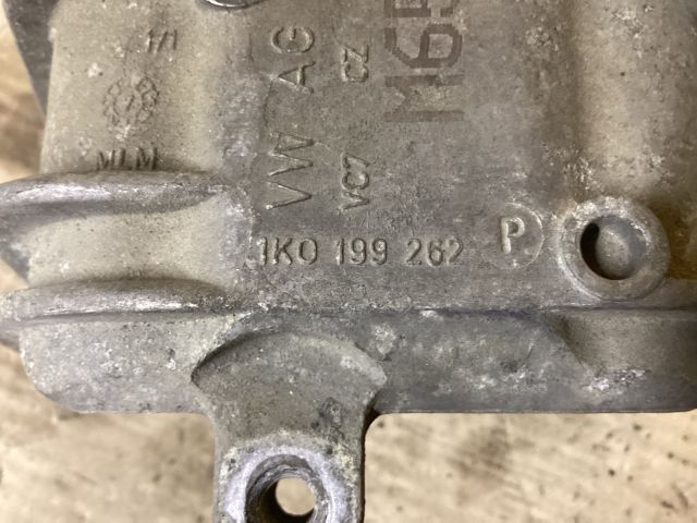 bontott VW PASSAT B6 Motor Tartó Bak Jobb