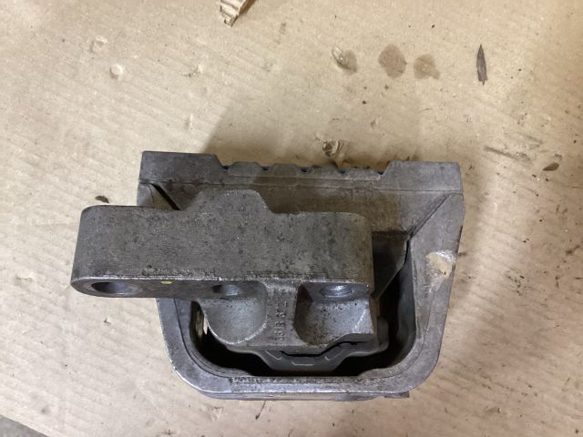 bontott VW PASSAT B6 Motor Tartó Bak Jobb