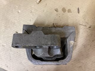 bontott VW PASSAT B6 Motor Tartó Bak Jobb